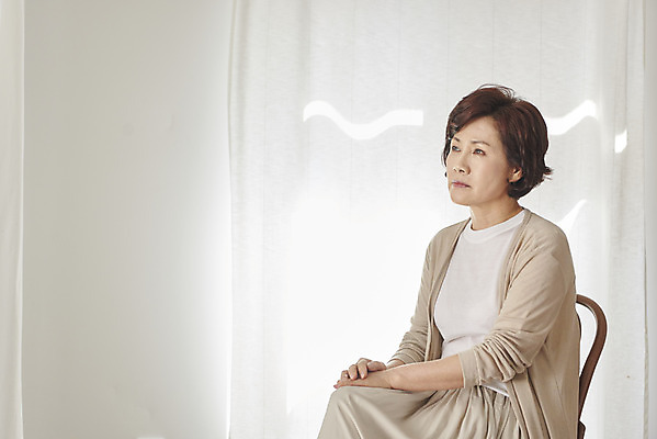 포토 JPG 응시 여자 중년 50대 의자 실내 한명 앉기 상반신 옆모습 한국인 변화 고민 사색 갱년기 우울증 중년여자한명만 조울증 국내포토 1 시선 감정 뷰포인트 가구 컨셉 생각 모션 사람 동양인 성인 내부 질병 증상 여자한명만 중년여자만 파일형식