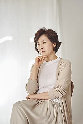 포토 JPG 응시 여자 중년 50대 의자 실내 한명 앉기 상반신 옆모습 한국인 변화 고민 사색 갱년기 우울증 중년여자한명만 조울증 국내포토 1 시선 감정 뷰포인트 가구 컨셉 생각 모션 사람 동양인 성인 내부 질병 증상 여자한명만 중년여자만 파일형식