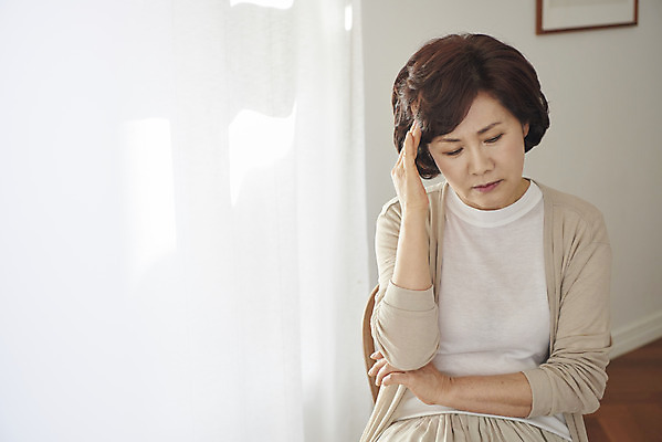 포토 JPG 여자 중년 50대 생각 의자 실내 한명 상반신 앞모습 한국인 변화 고민 두통 갱년기 우울증 중년여자한명만 조울증 국내포토 1 감정 뷰포인트 가구 컨셉 사람 동양인 성인 내부 질병 증상 여자한명만 중년여자만 파일형식