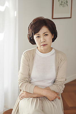 포토 JPG 여자 중년 50대 생각 의자 실내 한명 앉기 상반신 앞모습 한국인 변화 고민 갱년기 우울증 중년여자한명만 조울증 국내포토 1 감정 뷰포인트 가구 컨셉 모션 사람 동양인 성인 내부 질병 증상 여자한명만 중년여자만 파일형식