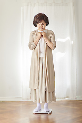 포토 JPG 전신 여자 중년 50대 다이어트 실내 한명 서기 앞모습 운동 한국인 변화 몸무게 고민 체중계 갱년기 중년여자한명만 국내포토 1 감정 뷰포인트 컨셉 모션 건강 사람 동양인 성인 내부 증상 여자한명만 중년여자만 파일형식