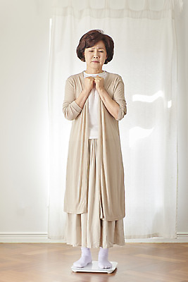 포토 JPG 전신 여자 중년 50대 다이어트 실내 한명 서기 앞모습 운동 한국인 변화 몸무게 고민 체중계 갱년기 중년여자한명만 국내포토 1 감정 뷰포인트 컨셉 모션 건강 사람 동양인 성인 내부 증상 여자한명만 중년여자만 파일형식