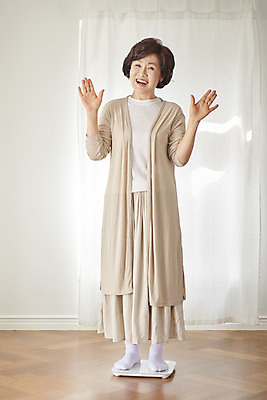 포토 JPG 전신 여자 중년 50대 다이어트 성공 실내 한명 서기 앞모습 운동 기쁨 한국인 변화 몸무게 즐거움 체중계 갱년기 중년여자한명만 국내포토 1 감정 뷰포인트 컨셉 모션 건강 사람 동양인 성인 내부 증상 여자한명만 중년여자만 파일형식