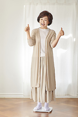 포토 JPG 전신 여자 중년 50대 다이어트 성공 실내 한명 서기 미소 앞모습 운동 기쁨 한국인 엄지손가락 최고 변화 몸무게 즐거움 체중계 갱년기 중년여자한명만 국내포토 1 감정 뷰포인트 컨셉 손가락 모션 표정 건강 사람 동양인 성인 내부 증상 여자한명만 중년여자만 파일형식