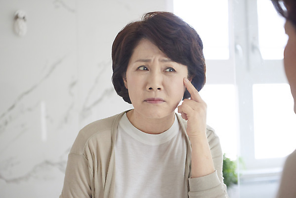 포토 JPG 여자 중년 50대 실내 한명 상반신 반사 거울 한국인 주름 변화 피부 고민 갱년기 탄력 노화 중년여자한명만 국내포토 1 감정 컨셉 사람 동양인 성인 내부 신체부위 증상 여자한명만 중년여자만 파일형식