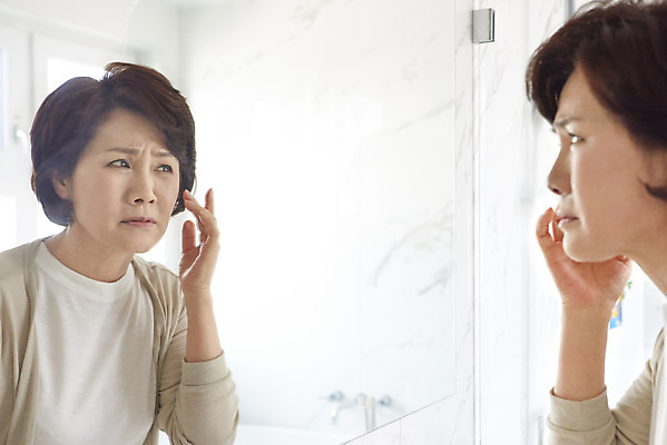 포토 JPG 여자 중년 50대 실내 한명 상반신 옆모습 반사 거울 한국인 주름 찡그림 변화 피부 고민 갱년기 탄력 노화 중년여자한명만 국내포토 1 감정 뷰포인트 컨셉 표정 사람 동양인 성인 내부 신체부위 증상 여자한명만 중년여자만 파일형식