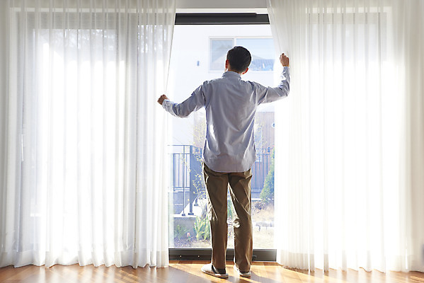 포토 JPG 전신 남자 중년 50대 아침 실내 한명 서기 뒷모습 한국인 커튼 변화 갱년기 환기 중년남자한명만 국내포토 주간 1 뷰포인트 컨셉 모션 사람 동양인 성인 내부 증상 남자한명만 중년남자만 파일형식