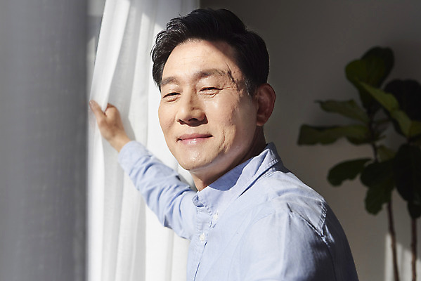 포토 JPG 남자 중년 50대 아침 실내 한명 서기 미소 상반신 옆모습 햇빛 한국인 커튼 변화 갱년기 중년남자한명만 국내포토 주간 1 뷰포인트 컨셉 모션 표정 사람 동양인 성인 내부 태양 증상 남자한명만 중년남자만 파일형식