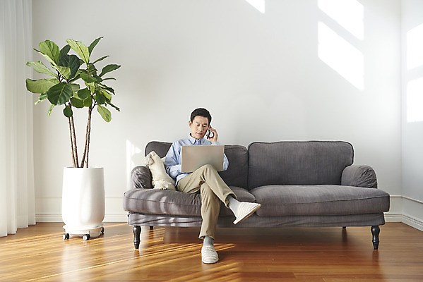 포토 JPG 전신 남자 중년 50대 실내 한명 앉기 앞모습 노트북 소파 한국인 업무 통화 재택근무 갱년기 중년남자한명만 사회적거리두기 국내포토 1 캠페인 뷰포인트 의자 비즈니스 모션 사람 동양인 성인 내부 전자제품 작업 증상 남자한명만 중년남자만 파일형식