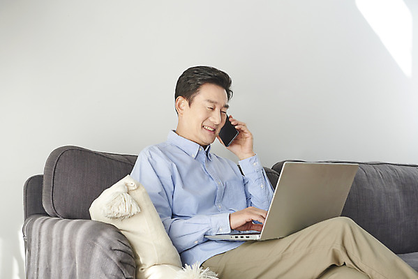 포토 JPG 남자 중년 50대 실내 한명 들기 앉기 상반신 옆모습 노트북 스마트폰 소파 한국인 업무 통화 재택근무 갱년기 중년남자한명만 사회적거리두기 국내포토 1 캠페인 뷰포인트 의자 비즈니스 모션 사람 동양인 성인 내부 전자제품 핸드폰 스마트기기 작업 증상 남자한명만 중년남자만 파일형식