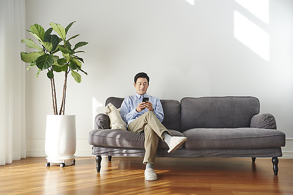 포토 JPG 전신 남자 중년 50대 휴식 실내 한명 들기 앉기 앞모습 스마트폰 소파 한국인 갱년기 중년남자한명만 국내포토 1 뷰포인트 컨셉 의자 모션 사람 동양인 성인 내부 핸드폰 스마트기기 증상 남자한명만 중년남자만 파일형식