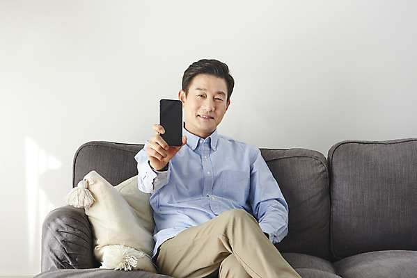 포토 JPG 남자 중년 50대 실내 한명 미소 앉기 상반신 앞모습 스마트폰 소파 한국인 보여주기 갱년기 중년남자한명만 국내포토 1 뷰포인트 의자 모션 표정 사람 동양인 성인 내부 핸드폰 스마트기기 증상 남자한명만 중년남자만 파일형식
