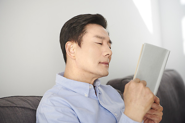 포토 JPG 남자 중년 50대 실내 한명 앉기 상반신 옆모습 책 소파 독서 한국인 갱년기 중년남자한명만 국내포토 1 뷰포인트 의자 모션 사람 동양인 성인 내부 증상 남자한명만 중년남자만 파일형식