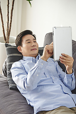 포토 JPG 응시 남자 중년 50대 휴식 실내 한명 미소 들기 상반신 앞모습 소파 태블릿 터치 한국인 갱년기 중년남자한명만 국내포토 1 시선 뷰포인트 컨셉 의자 모션 표정 사람 동양인 성인 내부 전자제품 스마트기기 증상 남자한명만 중년남자만 파일형식