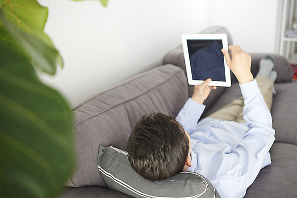 포토 JPG 전신 응시 남자 중년 50대 실내 한명 뒷모습 소파 태블릿 눕기 한국인 갱년기 중년남자한명만 국내포토 1 시선 뷰포인트 의자 모션 사람 동양인 성인 내부 전자제품 스마트기기 증상 남자한명만 중년남자만 파일형식