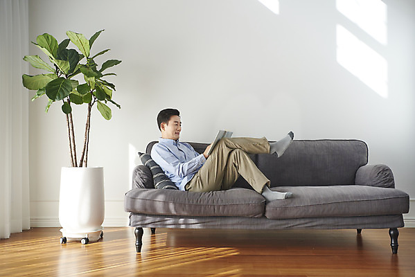 포토 JPG 전신 남자 중년 50대 휴식 실내 한명 앉기 취미 옆모습 책 소파 독서 한국인 갱년기 중년남자한명만 국내포토 1 뷰포인트 컨셉 의자 모션 사람 동양인 성인 내부 증상 남자한명만 중년남자만 파일형식