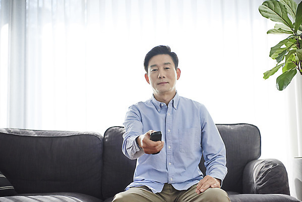 포토 JPG 남자 중년 50대 실내 한명 미소 들기 상반신 앞모습 소파 한국인 변화 리모컨 드라마 갱년기 우울증 중년남자한명만 국내포토 1 뷰포인트 컨셉 의자 모션 표정 사람 동양인 성인 내부 질병 증상 남자한명만 중년남자만 파일형식