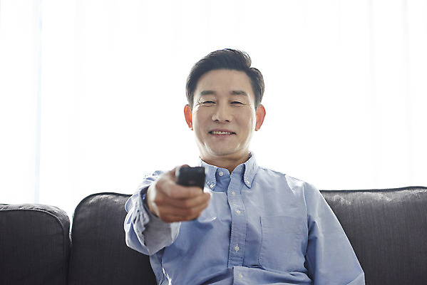 포토 JPG 남자 중년 50대 실내 한명 미소 앉기 상반신 앞모습 한국인 변화 리모컨 드라마 갱년기 우울증 중년남자한명만 국내포토 1 뷰포인트 컨셉 모션 표정 사람 동양인 성인 내부 질병 증상 남자한명만 중년남자만 파일형식