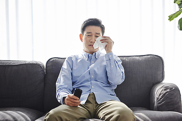 포토 JPG 남자 중년 50대 실내 한명 앉기 상반신 앞모습 한국인 슬픔 변화 리모컨 눈물 드라마 티비시청 갱년기 우울증 중년남자한명만 국내포토 1 감정 뷰포인트 컨셉 모션 사람 동양인 성인 내부 질병 증상 시청_보고들음 남자한명만 중년남자만 파일형식