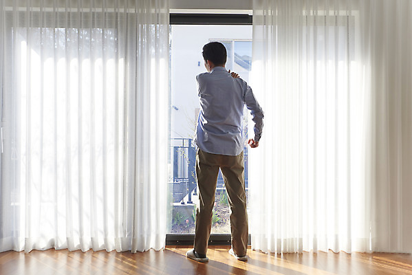 포토 JPG 전신 남자 중년 50대 실내 건강 한명 뒷모습 한국인 변화 어깨 갱년기 어깨통증 노화 중년남자한명만 국내포토 1 뷰포인트 컨셉 사람 동양인 성인 내부 신체부위 질병 증상 남자한명만 중년남자만 파일형식