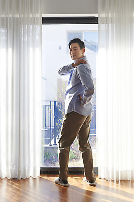 포토 JPG 전신 남자 중년 50대 허리손 실내 건강 한명 뒷모습 한국인 디스크 뒤돌아보기 변화 어깨 갱년기 어깨통증 허리통증 노화 중년남자한명만 국내포토 1 뷰포인트 포즈 컨셉 모션 사람 동양인 성인 내부 신체부위 고통 질병 증상 남자한명만 중년남자만 파일형식