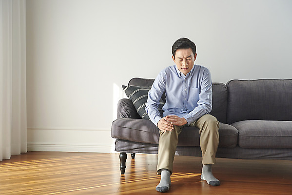 포토 JPG 전신 남자 중년 50대 실내 건강 한명 앉기 앞모습 소파 한국인 변화 무릎 갱년기 무릎통증 노화 중년남자한명만 국내포토 1 뷰포인트 컨셉 의자 모션 사람 동양인 성인 내부 신체부위 고통 증상 남자한명만 중년남자만 파일형식