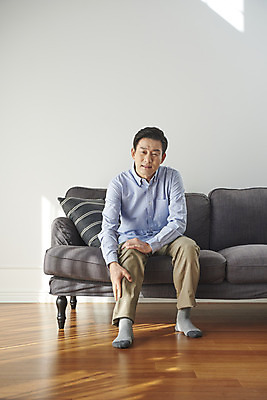 포토 JPG 전신 남자 중년 50대 실내 건강 한명 앉기 앞모습 소파 한국인 변화 무릎 갱년기 무릎통증 노화 중년남자한명만 국내포토 1 뷰포인트 컨셉 의자 모션 사람 동양인 성인 내부 신체부위 고통 증상 남자한명만 중년남자만 파일형식