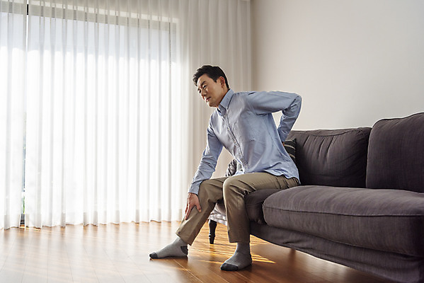 포토 JPG 전신 남자 중년 50대 실내 건강 한명 앉기 옆모습 소파 한국인 디스크 변화 허리 갱년기 허리통증 노화 중년남자한명만 국내포토 1 뷰포인트 컨셉 의자 모션 사람 동양인 성인 내부 신체부위 고통 질병 증상 남자한명만 중년남자만 파일형식