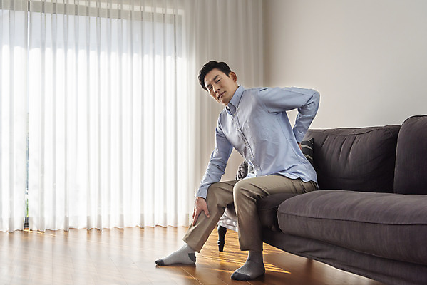 포토 JPG 전신 남자 중년 50대 실내 건강 한명 앉기 옆모습 소파 한국인 디스크 변화 허리 갱년기 허리통증 노화 중년남자한명만 국내포토 1 뷰포인트 컨셉 의자 모션 사람 동양인 성인 내부 신체부위 고통 질병 증상 남자한명만 중년남자만 파일형식