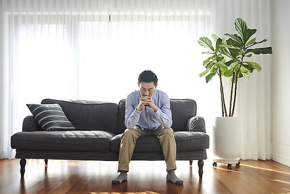 포토 JPG 전신 남자 중년 50대 생각 실내 건강 한명 앉기 앞모습 소파 한국인 변화 고민 갱년기 노화 중년남자한명만 국내포토 1 감정 뷰포인트 컨셉 의자 모션 사람 동양인 성인 내부 증상 남자한명만 중년남자만 파일형식