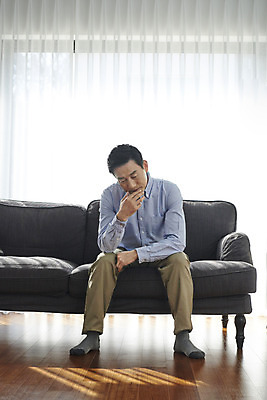 포토 JPG 전신 남자 중년 50대 생각 실내 건강 한명 앉기 앞모습 소파 한국인 변화 고민 갱년기 노화 중년남자한명만 국내포토 1 감정 뷰포인트 컨셉 의자 모션 사람 동양인 성인 내부 증상 남자한명만 중년남자만 파일형식