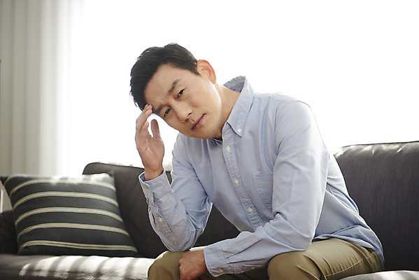 포토 JPG 남자 중년 50대 생각 실내 건강 한명 앉기 상반신 옆모습 소파 한국인 변화 고민 사색 갱년기 노화 중년남자한명만 국내포토 1 감정 뷰포인트 컨셉 의자 모션 사람 동양인 성인 내부 증상 남자한명만 중년남자만 파일형식