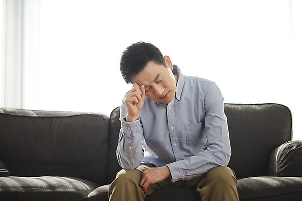 포토 JPG 남자 중년 50대 생각 실내 건강 한명 앉기 상반신 앞모습 소파 한국인 변화 고민 사색 갱년기 노화 중년남자한명만 국내포토 1 감정 뷰포인트 컨셉 의자 모션 사람 동양인 성인 내부 증상 남자한명만 중년남자만 파일형식