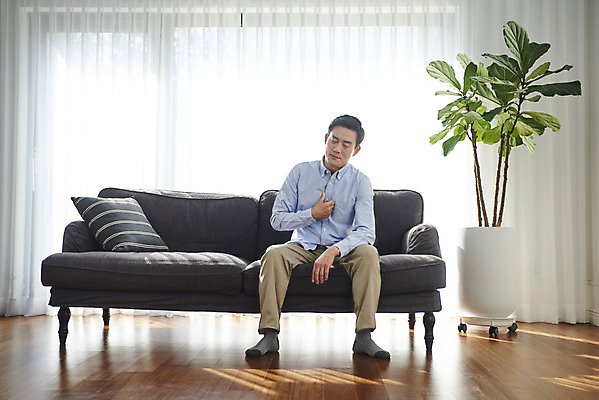 포토 JPG 전신 남자 중년 50대 실내 건강 한명 앉기 앞모습 소파 한국인 심장 변화 가슴통증 갱년기 노화 답답함 중년남자한명만 국내포토 1 뷰포인트 컨셉 의자 모션 사람 동양인 성인 내부 고통 장기_의학 감각 증상 남자한명만 중년남자만 파일형식