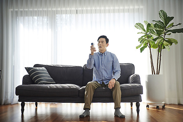 포토 JPG 전신 남자 중년 50대 실내 건강 한명 앉기 앞모습 소파 한국인 변화 질병 온도계 체온계 감기 체온 갱년기 노화 중년남자한명만 국내포토 1 뷰포인트 컨셉 의자 의학 모션 사람 동양인 성인 내부 증상 남자한명만 중년남자만 파일형식
