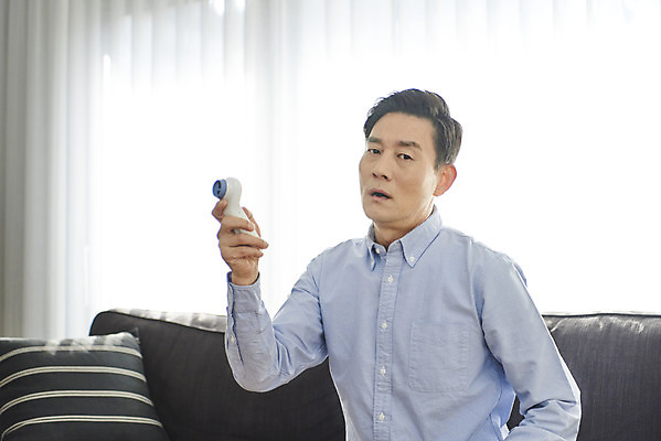 포토 JPG 남자 중년 50대 실내 건강 한명 들기 앉기 상반신 앞모습 소파 놀람 한국인 변화 질병 체온계 감기 체온 갱년기 체온측정 노화 중년남자한명만 비접촉체온계 국내포토 1 감정 뷰포인트 컨셉 의자 의학 모션 표정 사람 동양인 성인 내부 온도계 측정 증상 남자한명만 중년남자만 파일형식