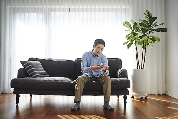 포토 JPG 전신 남자 중년 50대 실내 건강 한명 앉기 앞모습 소파 한국인 변화 질병 체온계 감기 체온 갱년기 노화 중년남자한명만 비접촉체온계 국내포토 1 뷰포인트 컨셉 의자 의학 모션 사람 동양인 성인 내부 온도계 증상 남자한명만 중년남자만 파일형식