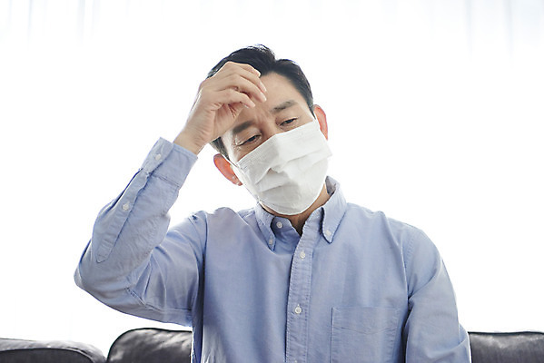 포토 JPG 남자 중년 50대 실내 건강 마스크 한명 앉기 상반신 앞모습 소파 한국인 변화 질병 감기 체온 갱년기 노화 중년남자한명만 국내포토 1 뷰포인트 컨셉 의자 의학 모션 사람 동양인 성인 내부 증상 남자한명만 중년남자만 파일형식