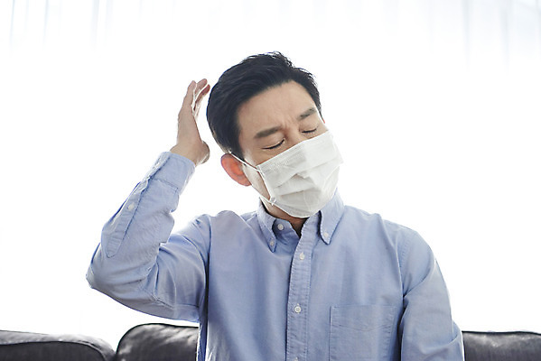 포토 JPG 남자 중년 50대 실내 건강 마스크 한명 앉기 상반신 앞모습 소파 한국인 변화 질병 감기 두통 체온 갱년기 노화 중년남자한명만 국내포토 1 뷰포인트 컨셉 의자 의학 모션 사람 동양인 성인 내부 증상 남자한명만 중년남자만 파일형식