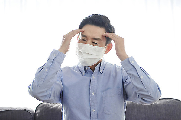 포토 JPG 남자 중년 50대 실내 건강 마스크 한명 앉기 상반신 앞모습 소파 한국인 변화 질병 감기 두통 체온 갱년기 노화 중년남자한명만 국내포토 1 뷰포인트 컨셉 의자 의학 모션 사람 동양인 성인 내부 증상 남자한명만 중년남자만 파일형식