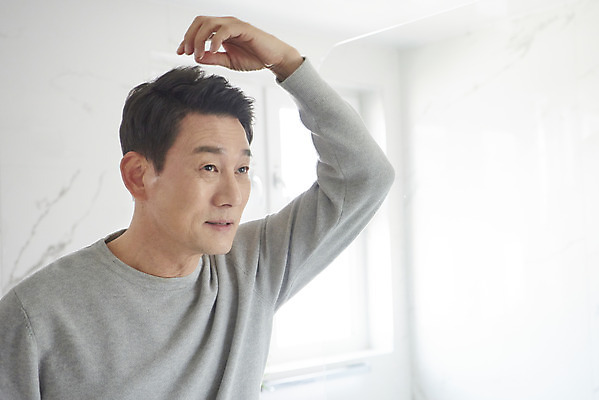 포토 JPG 응시 남자 중년 50대 실내 건강 한명 상반신 옆모습 머리카락 한국인 변화 고민 갱년기 탈모 노화 중년남자한명만 국내포토 1 시선 감정 뷰포인트 컨셉 사람 동양인 성인 내부 머리 증상 남자한명만 중년남자만 파일형식