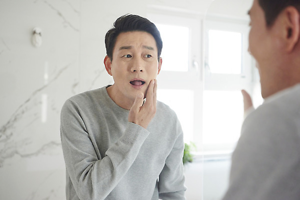 포토 JPG 남자 중년 50대 실내 건강 한명 상반신 옆모습 반사 거울 한국인 주름 변화 피부 갱년기 노화 중년남자한명만 국내포토 1 뷰포인트 컨셉 사람 동양인 성인 내부 신체부위 증상 남자한명만 중년남자만 파일형식