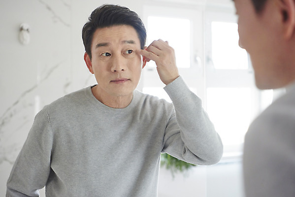 포토 JPG 남자 중년 50대 실내 건강 한명 상반신 옆모습 반사 거울 한국인 주름 변화 피부 고민 갱년기 노화 중년남자한명만 국내포토 1 감정 뷰포인트 컨셉 사람 동양인 성인 내부 신체부위 증상 남자한명만 중년남자만 파일형식