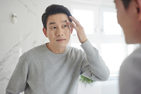 포토 JPG 남자 중년 50대 실내 건강 한명 상반신 옆모습 반사 거울 한국인 주름 변화 피부 고민 갱년기 노화 중년남자한명만 국내포토 1 감정 뷰포인트 컨셉 사람 동양인 성인 내부 신체부위 증상 남자한명만 중년남자만 파일형식