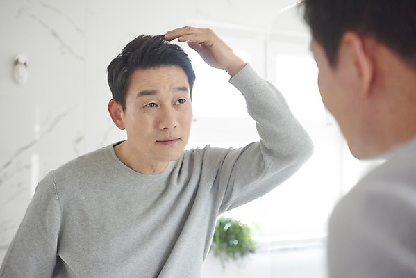 포토 JPG 남자 중년 50대 실내 건강 한명 상반신 옆모습 반사 머리카락 거울 한국인 변화 고민 갱년기 탈모 노화 중년남자한명만 국내포토 1 감정 뷰포인트 컨셉 사람 동양인 성인 내부 머리 증상 남자한명만 중년남자만 파일형식