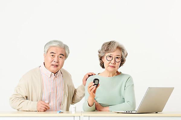 포토 JPG 스튜디오촬영 부부 여자 할아버지 노년 남자 할머니 가족 실내 건강 관리 앉기 상반신 두명 앞모습 노트북 실버라이프 건강관리 노부부 진료 한국인 흰색 60대 흰배경 당뇨병 혈당 원격의료 노인만 실버서퍼 국내포토 라이프스타일 커플 뷰포인트 컬러 백그라운드 의학 관계 모션 사람 동양인 성인 내부 전자제품 혈액 질병 신조어 원격 성인만 파일형식