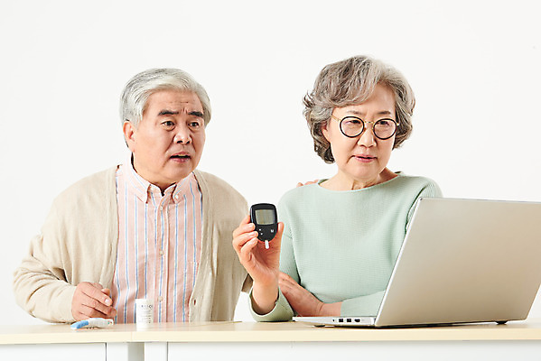 포토 JPG 스튜디오촬영 부부 여자 할아버지 노년 남자 할머니 가족 실내 건강 관리 앉기 상반신 두명 옆모습 노트북 실버라이프 건강관리 노부부 진료 한국인 흰색 60대 흰배경 당뇨병 혈당 원격의료 노인만 실버서퍼 국내포토 라이프스타일 커플 뷰포인트 컬러 백그라운드 의학 관계 모션 사람 동양인 성인 내부 전자제품 혈액 질병 신조어 원격 성인만 파일형식