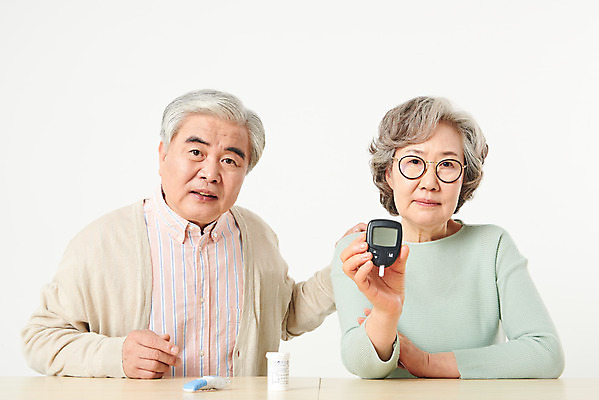 포토 JPG 스튜디오촬영 부부 여자 할아버지 노년 남자 할머니 가족 실내 건강 관리 앉기 상반신 두명 앞모습 노트북 실버라이프 건강관리 노부부 진료 한국인 흰색 60대 흰배경 당뇨병 혈당 원격의료 노인만 실버서퍼 국내포토 라이프스타일 커플 뷰포인트 컬러 백그라운드 의학 관계 모션 사람 동양인 성인 내부 전자제품 혈액 질병 신조어 원격 성인만 파일형식