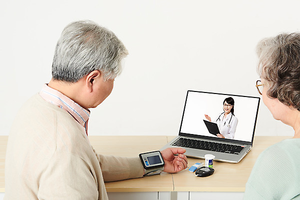 포토 JPG 스튜디오촬영 부부 여자 할아버지 노년 남자 할머니 가족 실내 건강 관리 상반신 앞모습 뒷모습 세명 30대 노트북 실버라이프 건강관리 노부부 진료 한국인 의사 흰색 60대 흰배경 혈당 혈압 원격의료 노인만 실버서퍼 국내포토 라이프스타일 커플 뷰포인트 컬러 백그라운드 의학 관계 사람 동양인 성인 내부 장년 전자제품 의료진 혈액 신조어 원격 성인만 파일형식