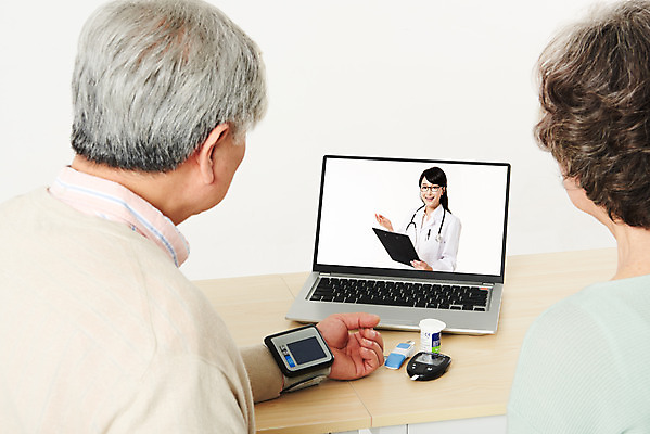 포토 JPG 스튜디오촬영 부부 여자 할아버지 노년 남자 할머니 가족 실내 건강 관리 상반신 앞모습 뒷모습 세명 30대 노트북 실버라이프 건강관리 노부부 진료 한국인 의사 흰색 60대 흰배경 혈당 혈압 원격의료 노인만 실버서퍼 국내포토 라이프스타일 커플 뷰포인트 컬러 백그라운드 의학 관계 사람 동양인 성인 내부 장년 전자제품 의료진 혈액 신조어 원격 성인만 파일형식